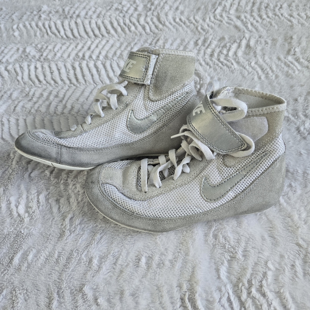 Nike Wrestling Shoes in Gray and White Size Y 2.5.